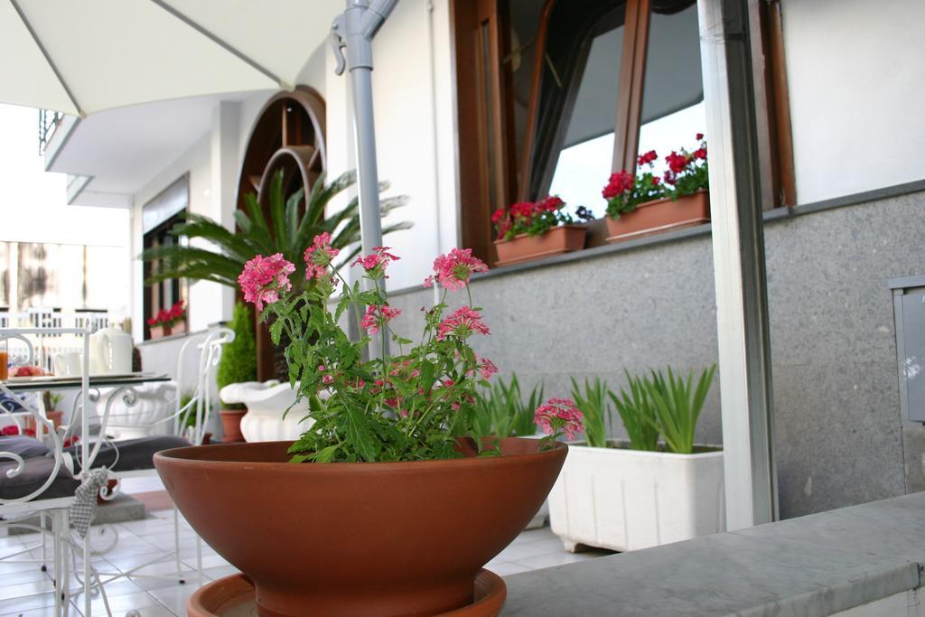 Hotel Hobbit Melito di Napoli Bagian luar foto