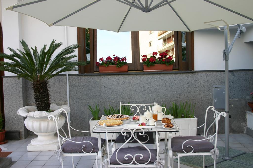 Hotel Hobbit Melito di Napoli Bagian luar foto
