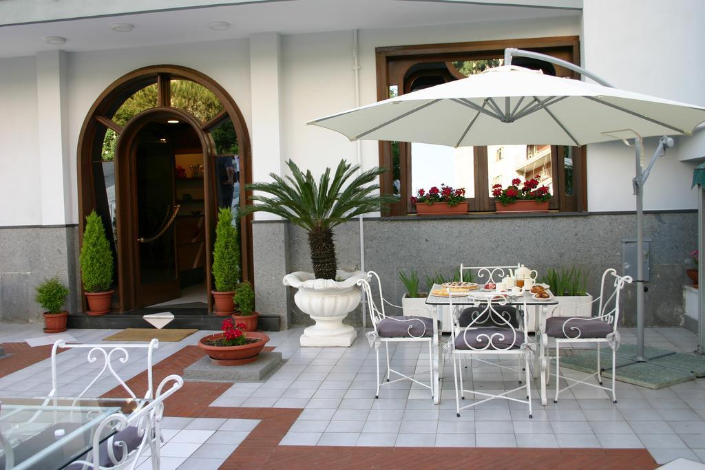 Hotel Hobbit Melito di Napoli Bagian luar foto